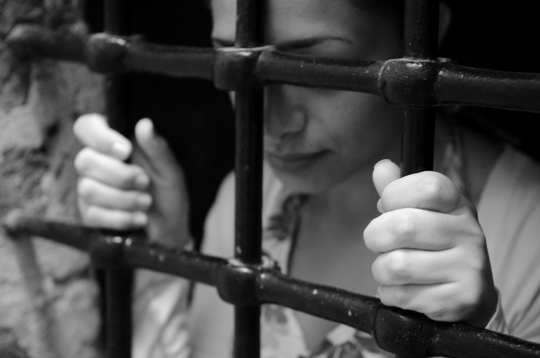 В следственном изоляторе Джалал-Абада арестантка пожаловалась на домогательства со стороны сотрудницы СИЗО