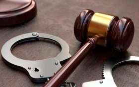 (Рус) Обвиняемый в применении пыток и уволенный за злоупотребление должностным положением милиционер пытается оправдаться в Верховном суде Кыргызской Республики