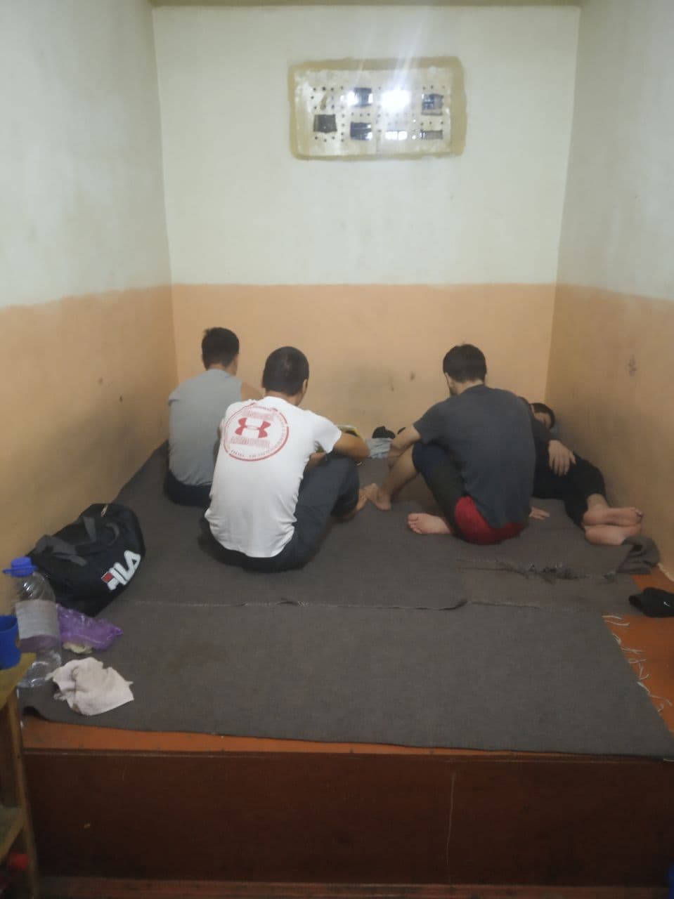 В Узгенском районе несовершеннолетнего держат в камере ИВС почти месяц