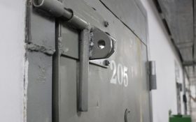 (Рус) «Избили и закрыли на месяц в штрафном изоляторе»: в Беловодском зафиксирован факт жестокого обращения с осужденным
