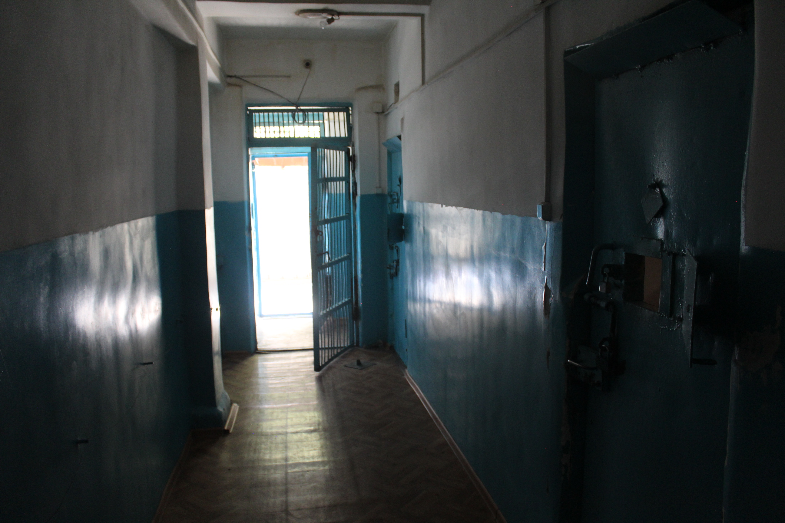 Представители Национального центра по предупреждению пыток КР во главе с директором Б. Рысбековым посетили ИВС ГУВД г. Бишкек