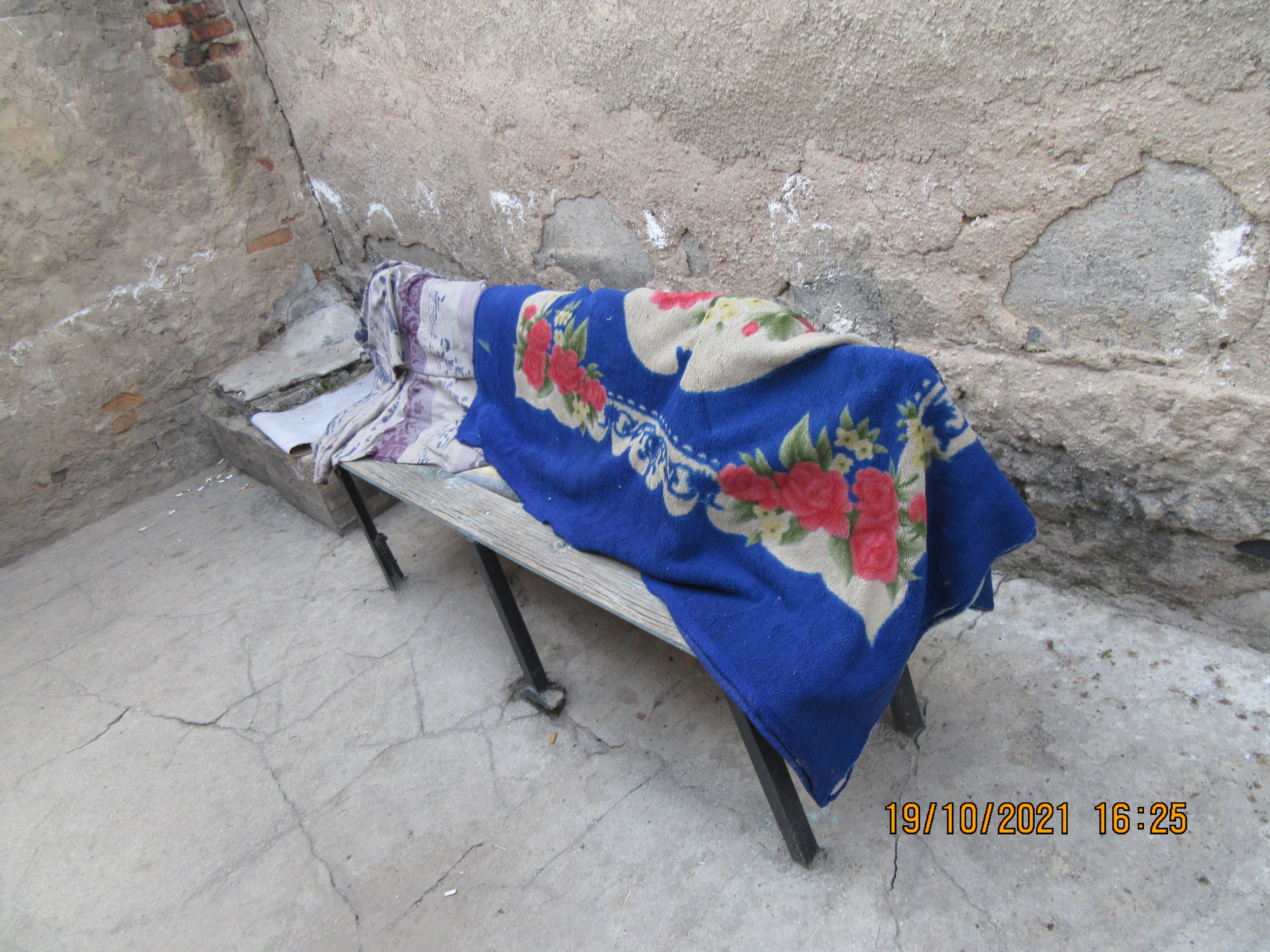 «Негде спать, сырость и грязь»: в ИВС Таласа задержанных содержат в ужасных условиях