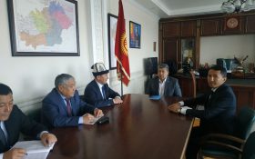(Рус) Полпред президента в Ошской области обсудил с главой центра по борьбе с пытками ситуацию в области прав человека