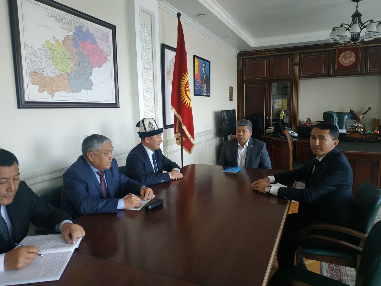 (Рус) Полпред президента в Ошской области обсудил с главой центра по борьбе с пытками ситуацию в области прав человека