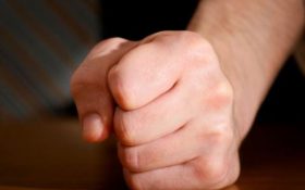 (Рус) Во время допроса следователь Узгенского РОВД кричал на женщин, оскорблял их, бил кулаками по столу и угрожал
